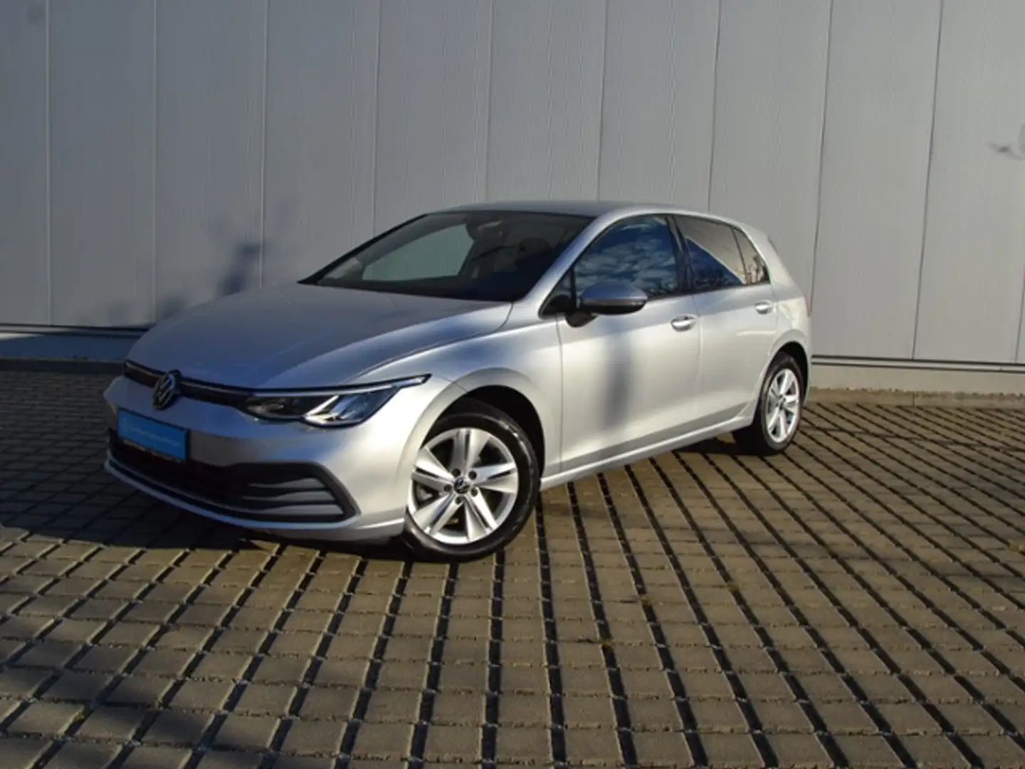 Volkswagen Golf VIII 1.5 TSI Life LED/NAVI+VZE/16-ZOLL/PDC/LANE-A Silber - 2