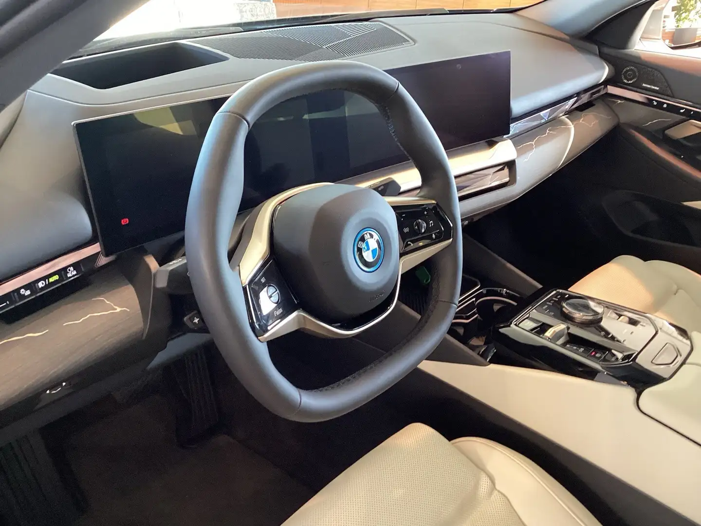 BMW i5 eDrive40 Limousine HK HiFi DAB LED Pano.Dach Grau - 2