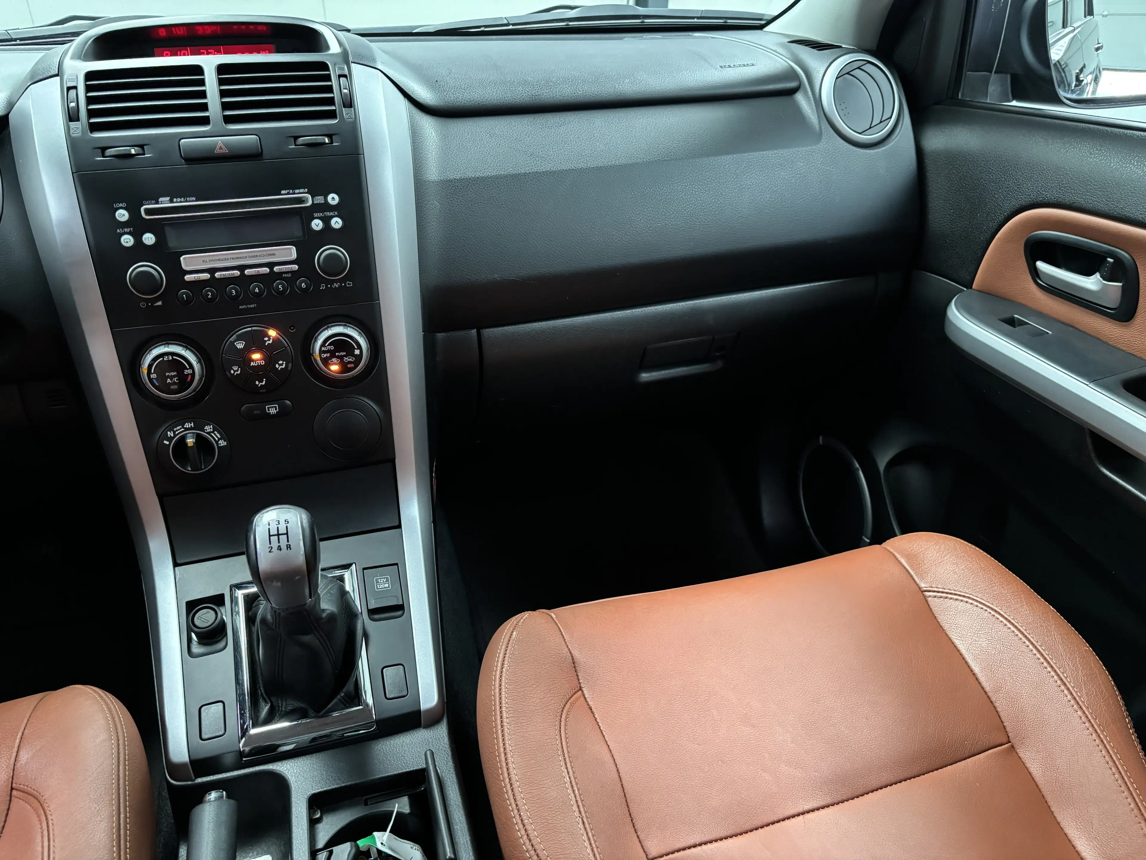 Suzuki Grand Vitara 2.0-16V Exclusive 4x4 | Trekhaak | Cruise control — photo 29