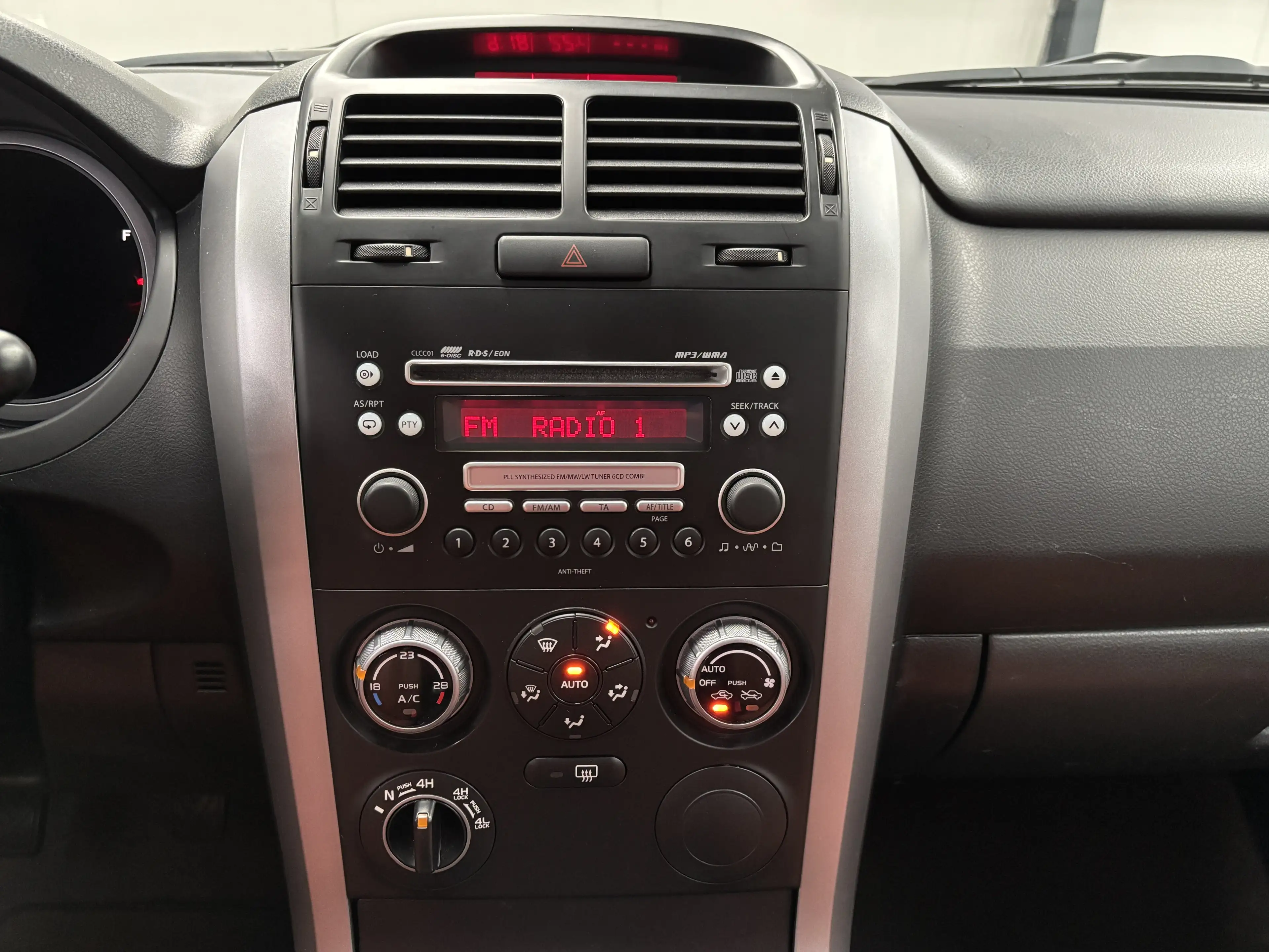 Suzuki Grand Vitara 2.0-16V Exclusive 4x4 | Trekhaak | Cruise control — photo 30