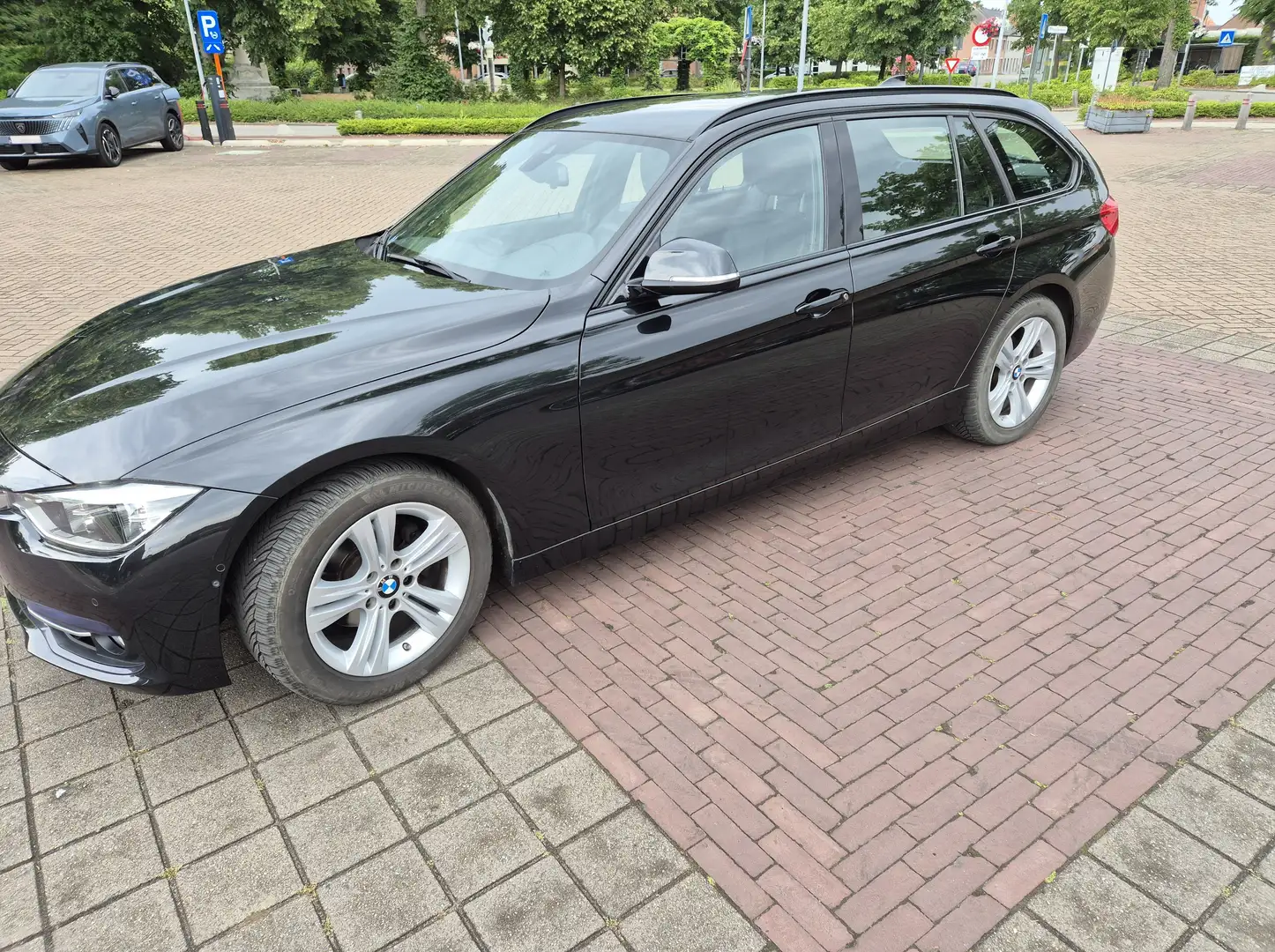BMW 318 318i Touring Aut. Sport Line (gereserveerd) Zwart - 2