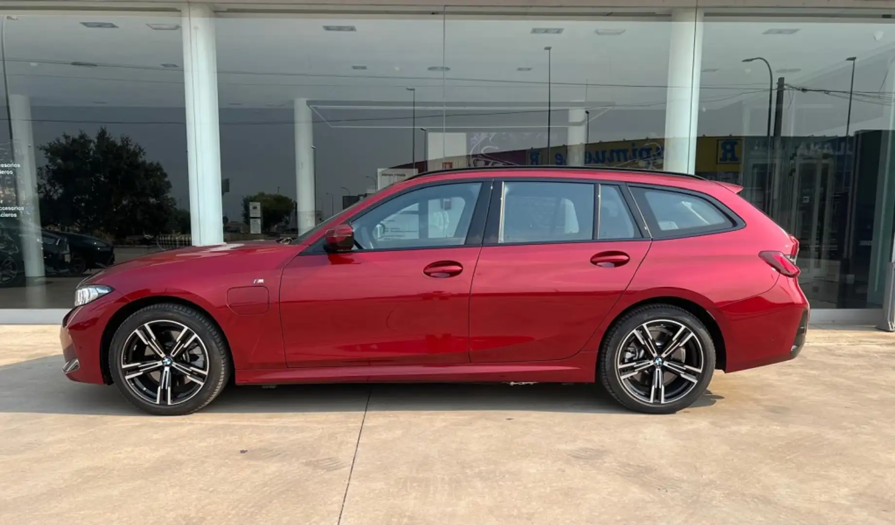BMW 330 330e xDrive Touring M Sport Rouge - 2