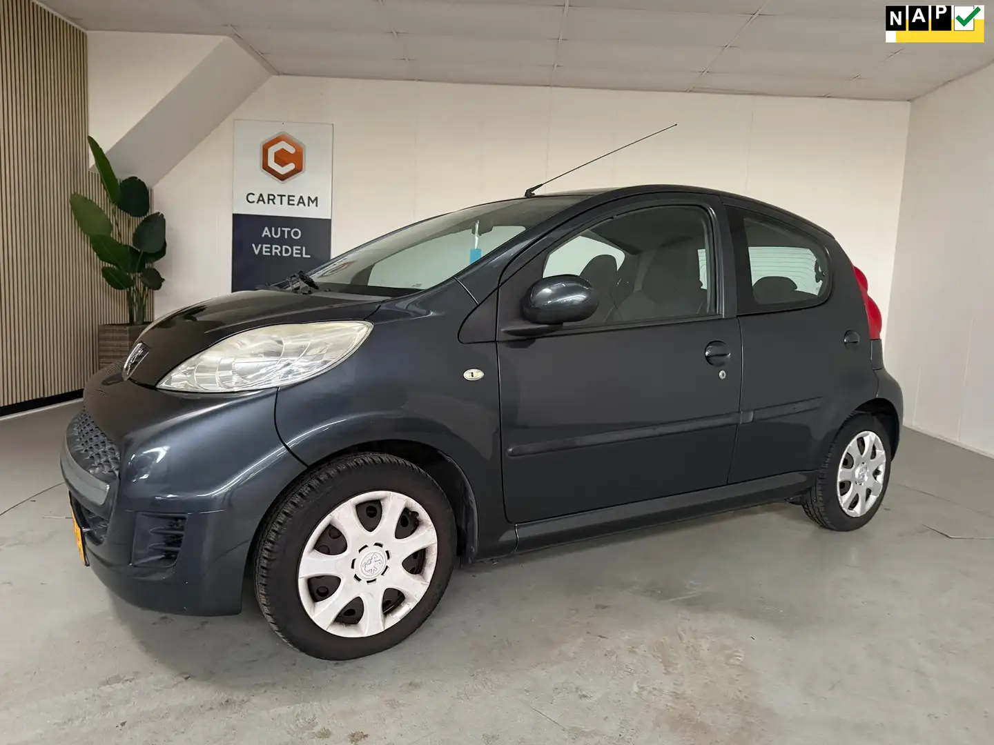 Peugeot 107 1.0-12V XS Airco Grau - 1