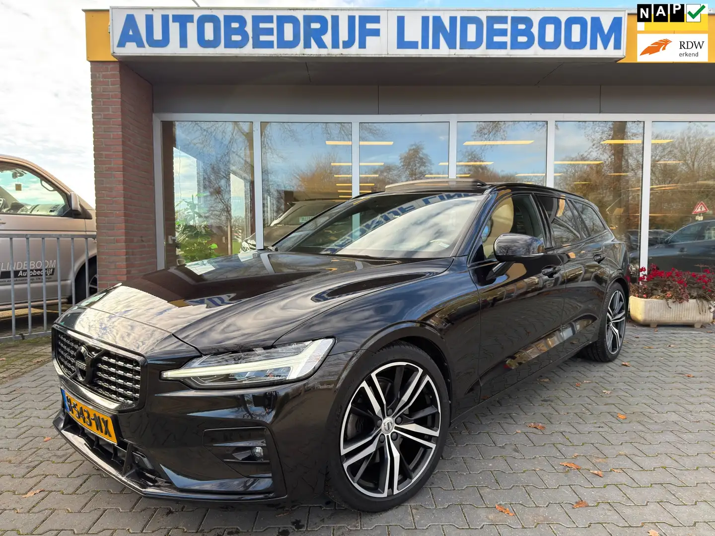 Volvo V60 2.0 T4 R-Design Panoramadak Trekhaak Memory seat Noir - 1