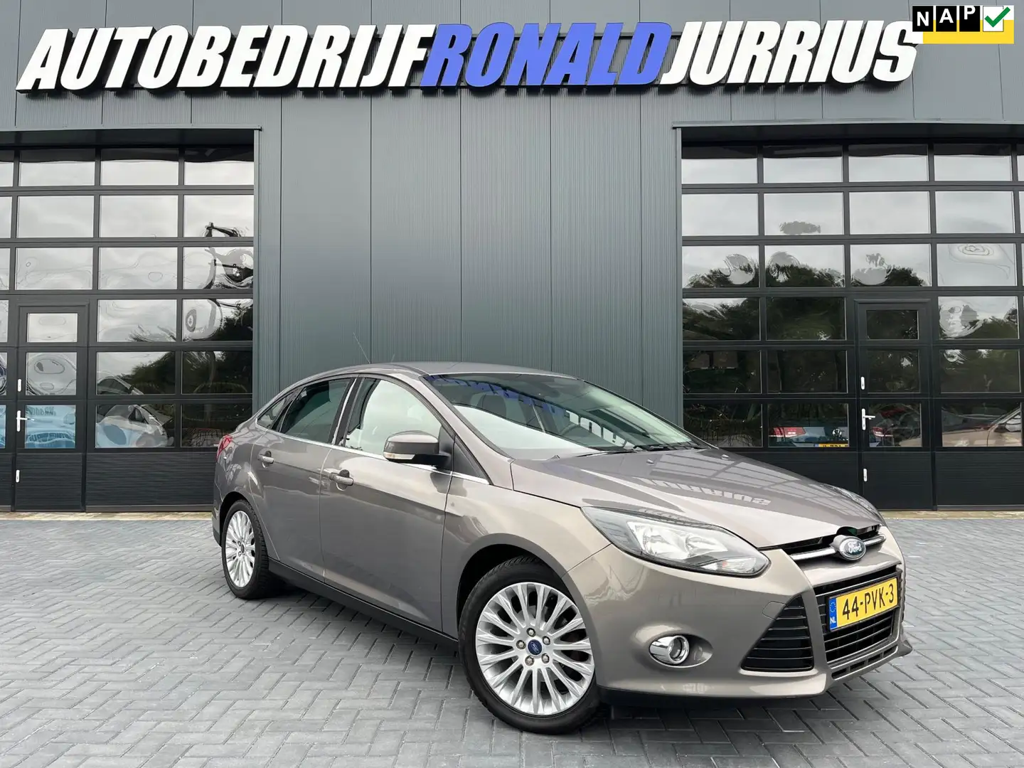Ford Focus 1.6 TI-VCT First Edition NL.Auto/Navigatie/17Inch/ Brun - 1