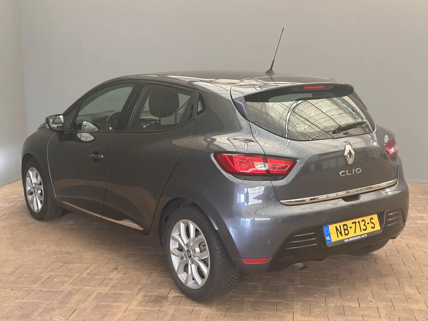 Renault Clio 1.2 TCe Zen 118PK!! | Parkeersensoren voor + achte Grijs - 2