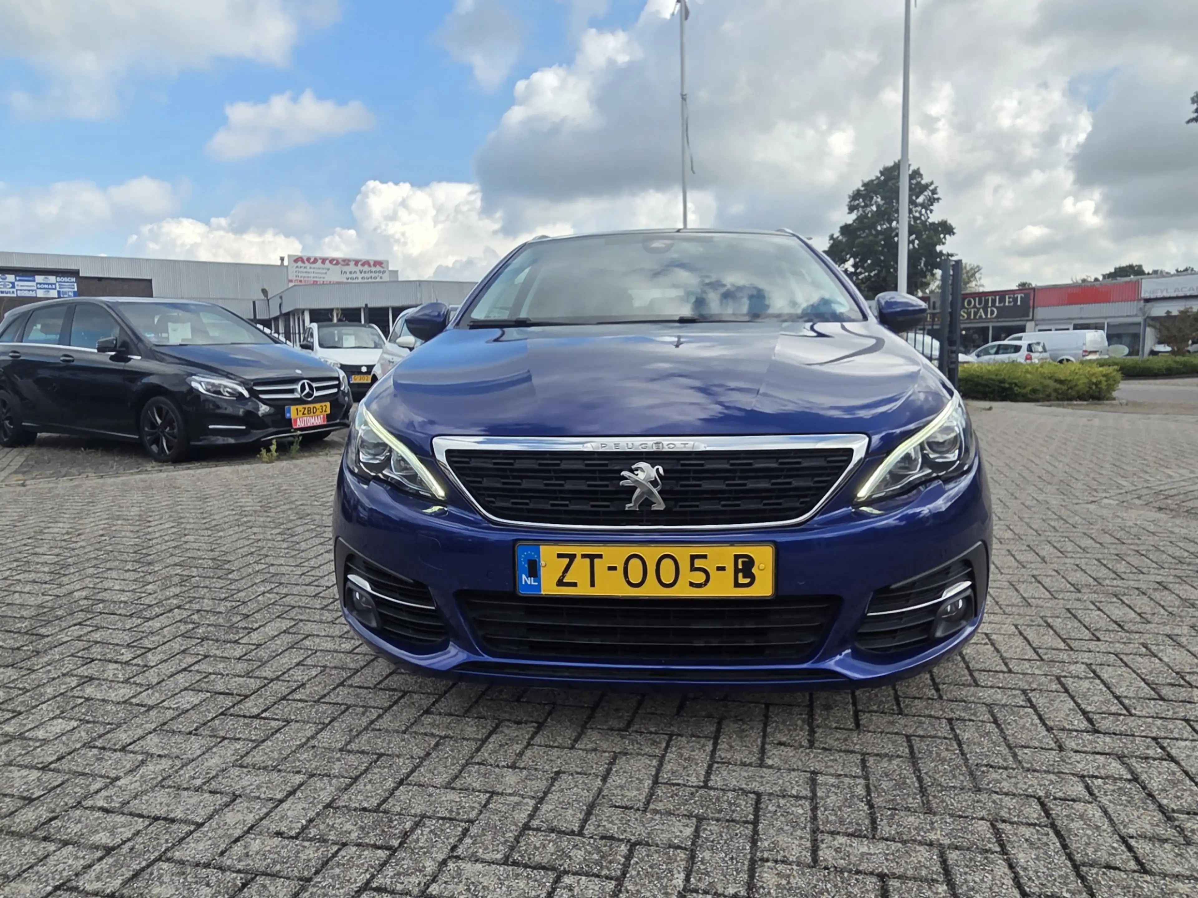 Peugeot 308 SW 1.2 PureTech Blue Lease Executive/PANO/NAVI/CAM — photo 4