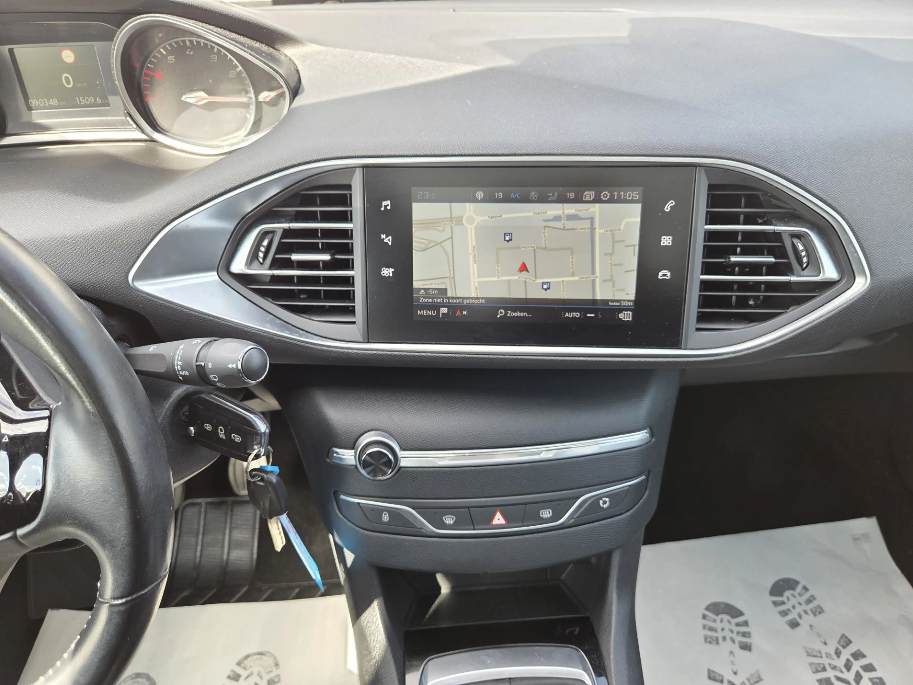 Peugeot 308 SW 1.2 PureTech Blue Lease Executive/PANO/NAVI/CAM — photo 14