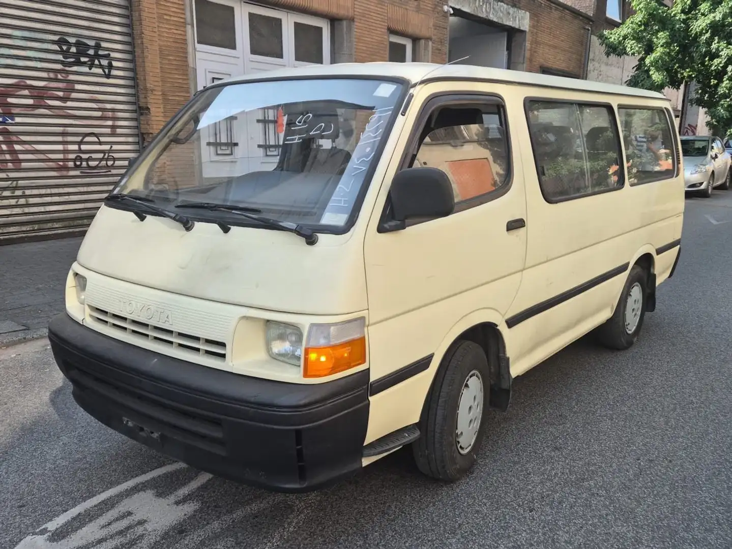 Toyota Hiace 2.4 D Luxe H15 Beige - 1