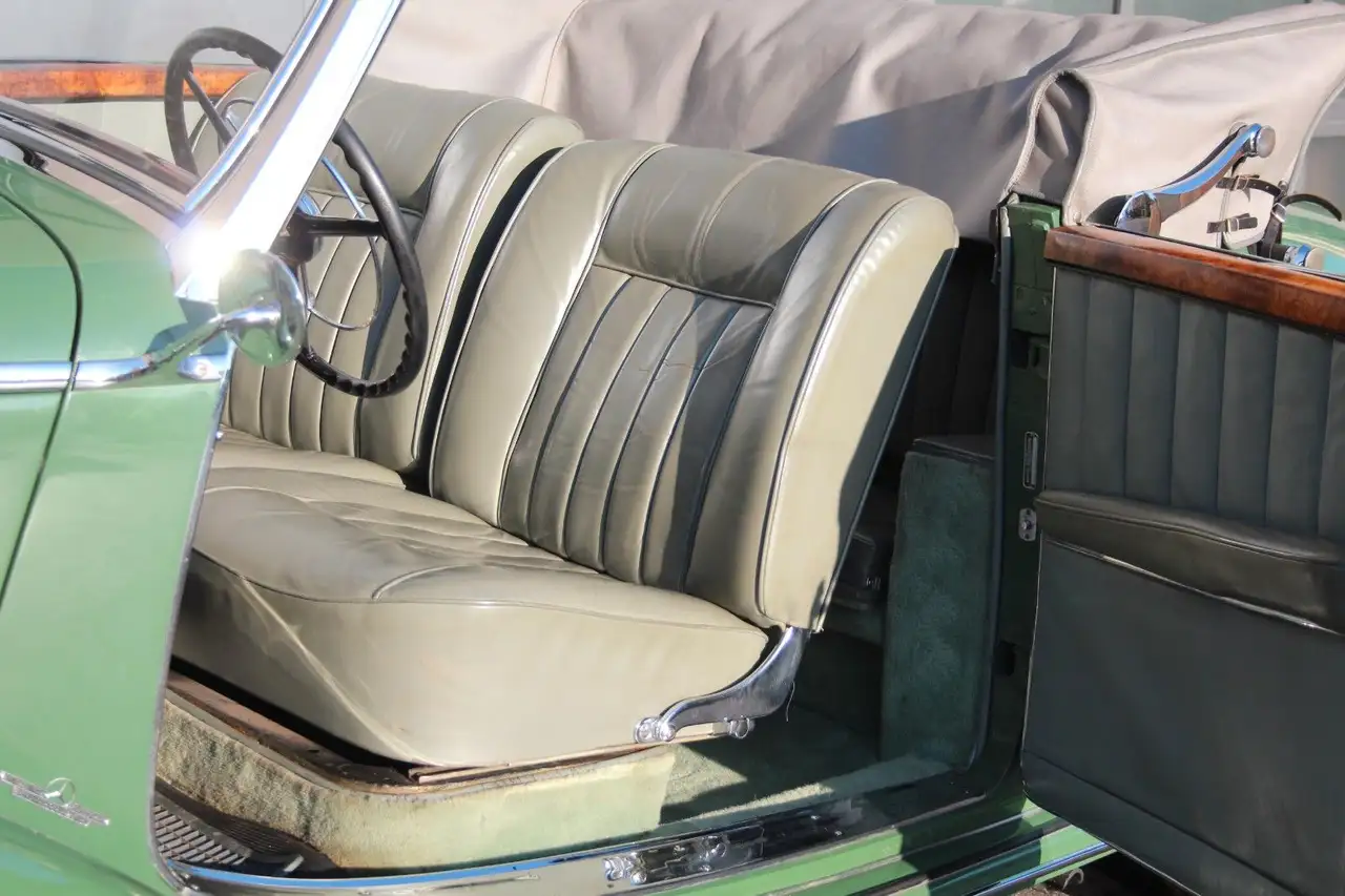 Mercedes-Benz 220 A W 187, gewölbte Frontscheibe+Amaturenbrett, foto 3