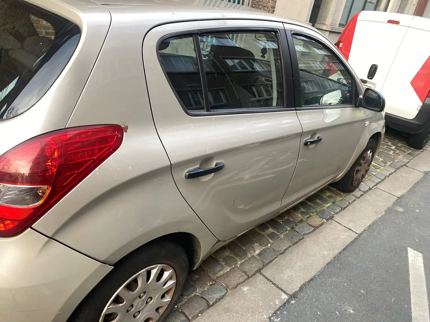 Hyundai i20 1.4 CRDi Comfort Beige - 2