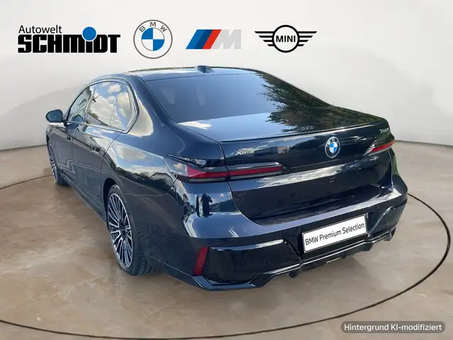 BMW 7 Series view 4