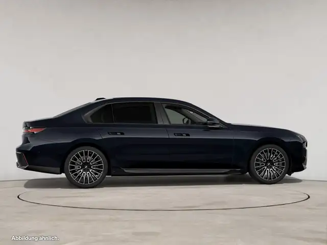 BMW 7 Series view 8