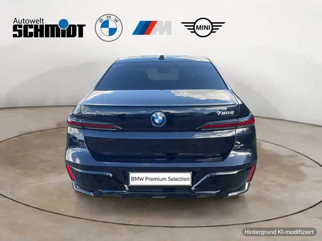 BMW 7 Series view 5