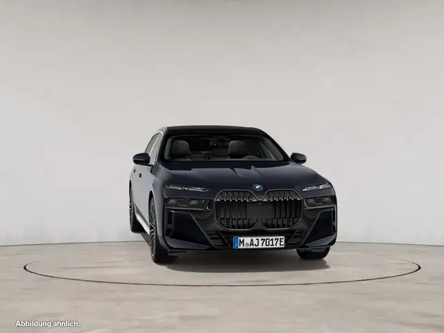 BMW 7 Series view 10