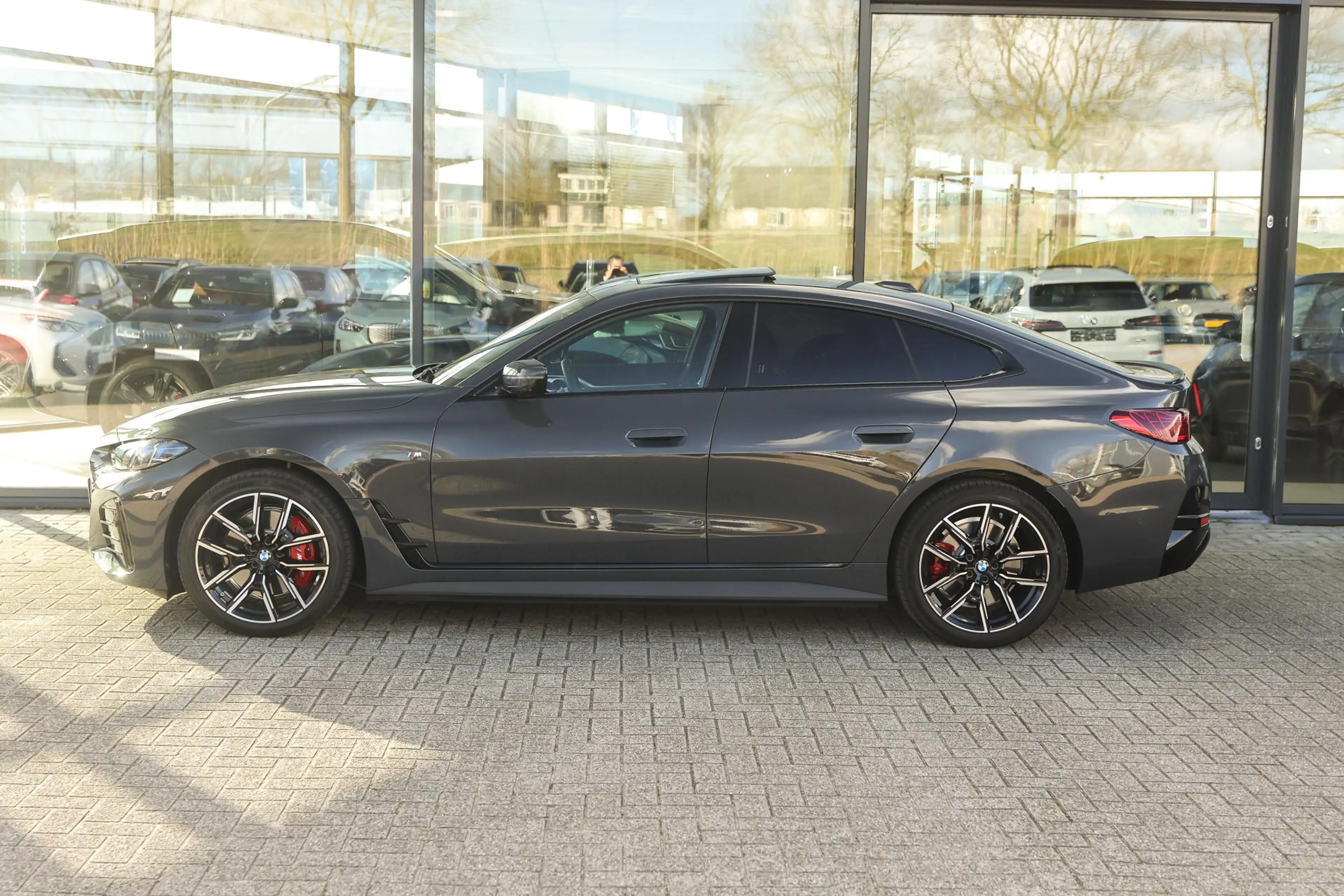 BMW i4 eDrive35 M Sport / Schuif-kanteldak / Adaptieve LE — photo 8