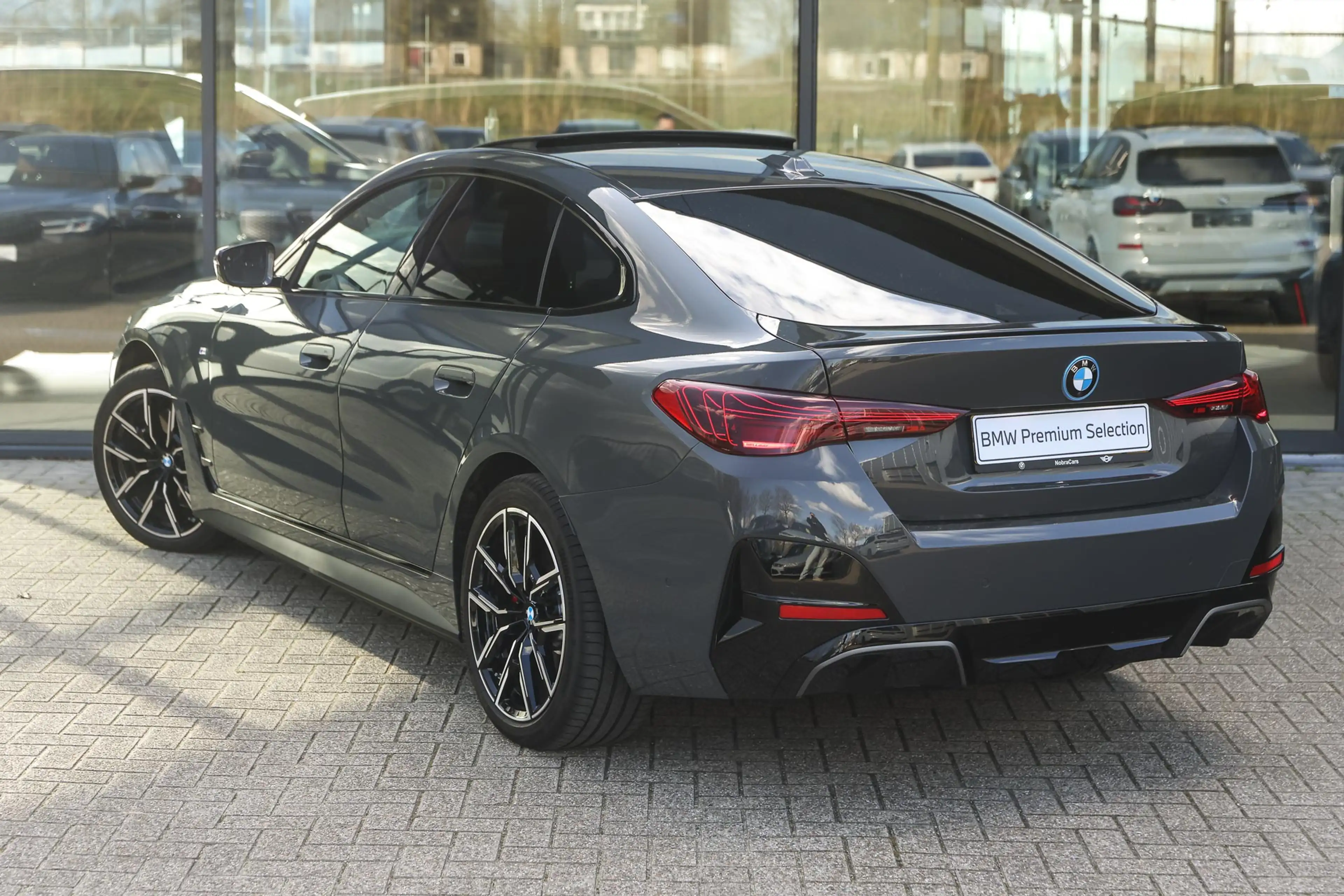 BMW i4 eDrive35 M Sport / Schuif-kanteldak / Adaptieve LE — photo 2