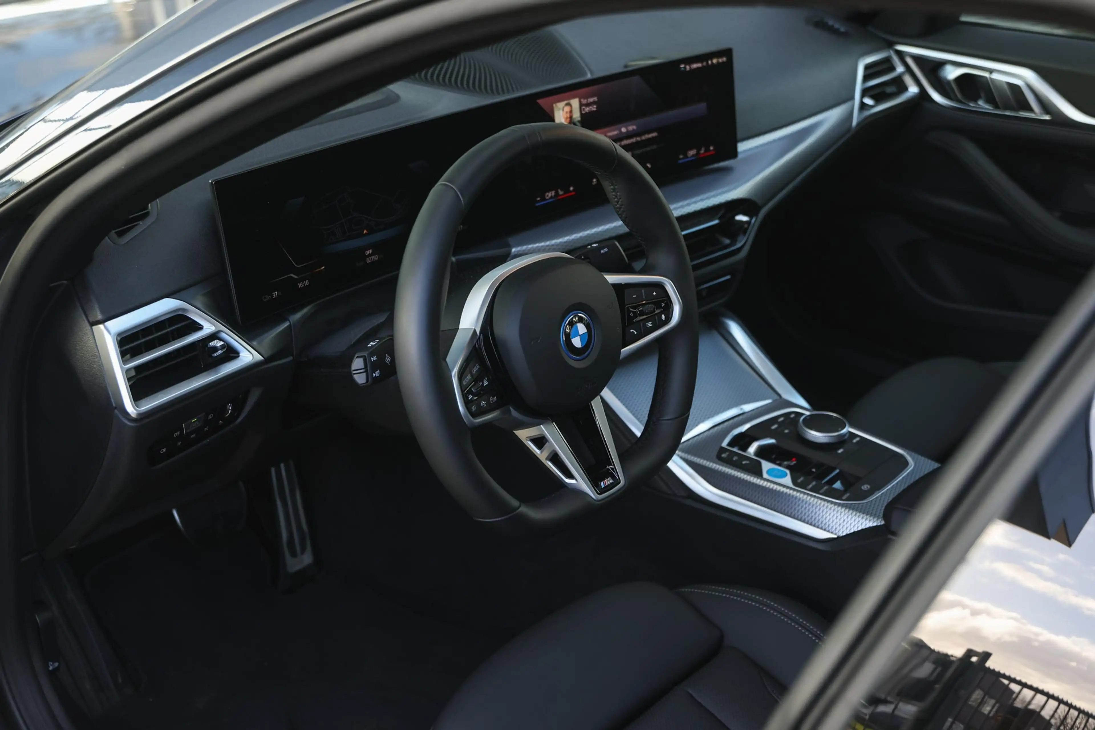 BMW i4 eDrive35 M Sport / Schuif-kanteldak / Adaptieve LE — photo 3