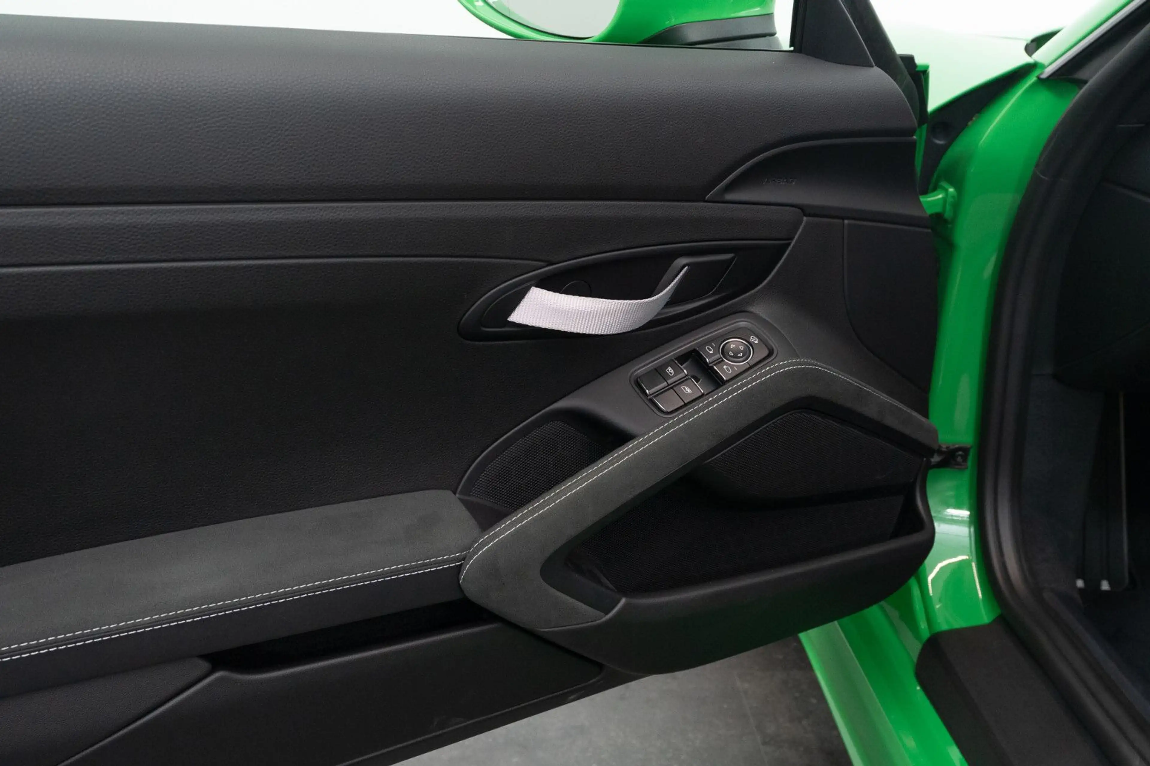 Porsche Cayman 718 Cayman GT4 — photo 11