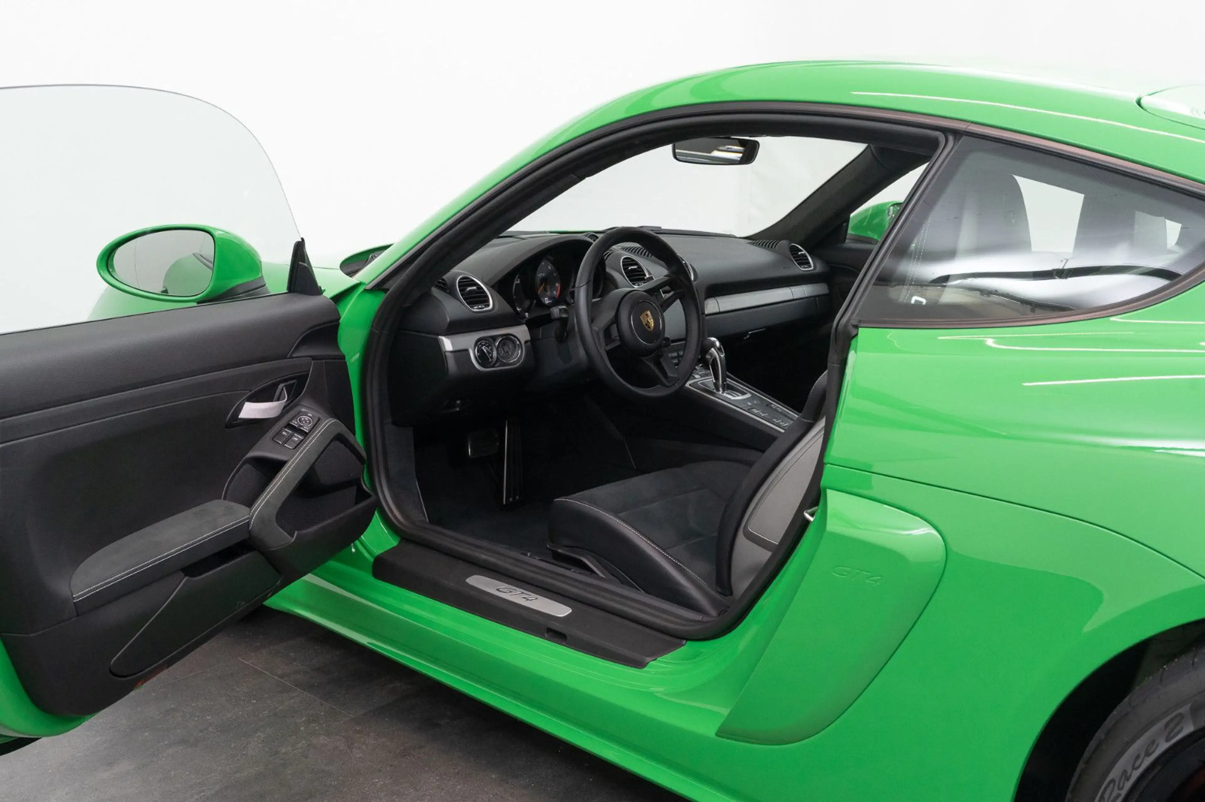 Porsche Cayman 718 Cayman GT4 — photo 9