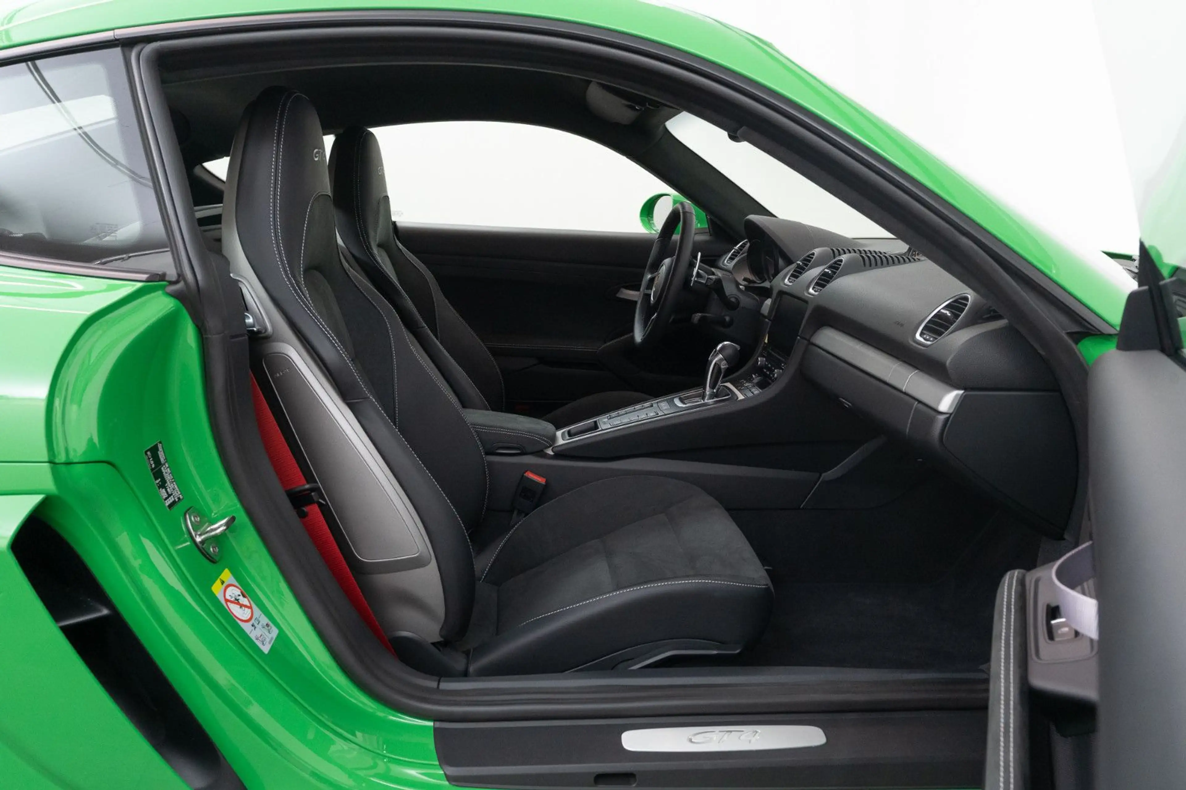 Porsche Cayman 718 Cayman GT4 — photo 15