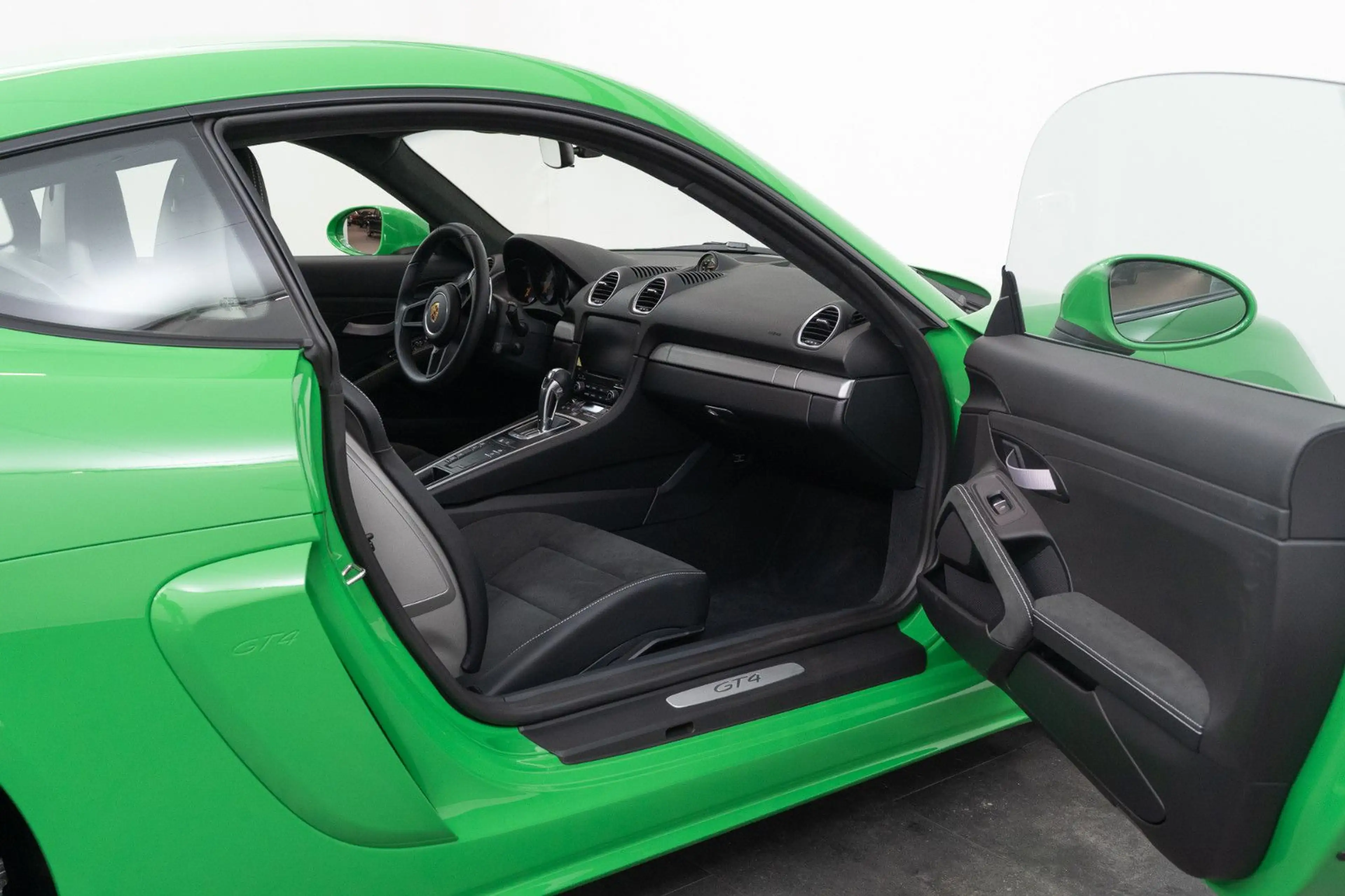 Porsche Cayman 718 Cayman GT4 — photo 14