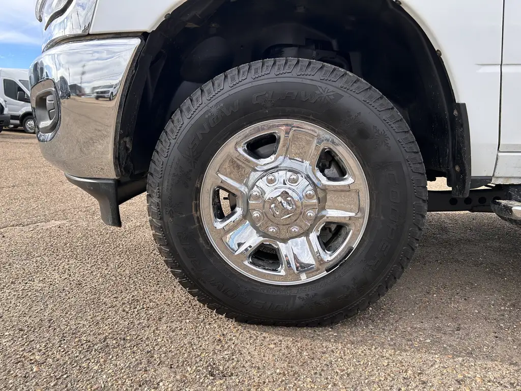2024 RAM 3500 Big Horn Crew Cab — photo 3