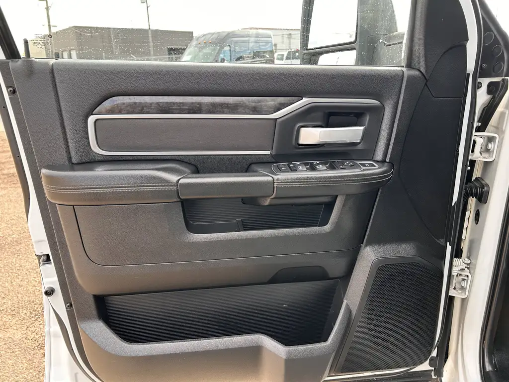 2024 RAM 3500 Big Horn Crew Cab — photo 5