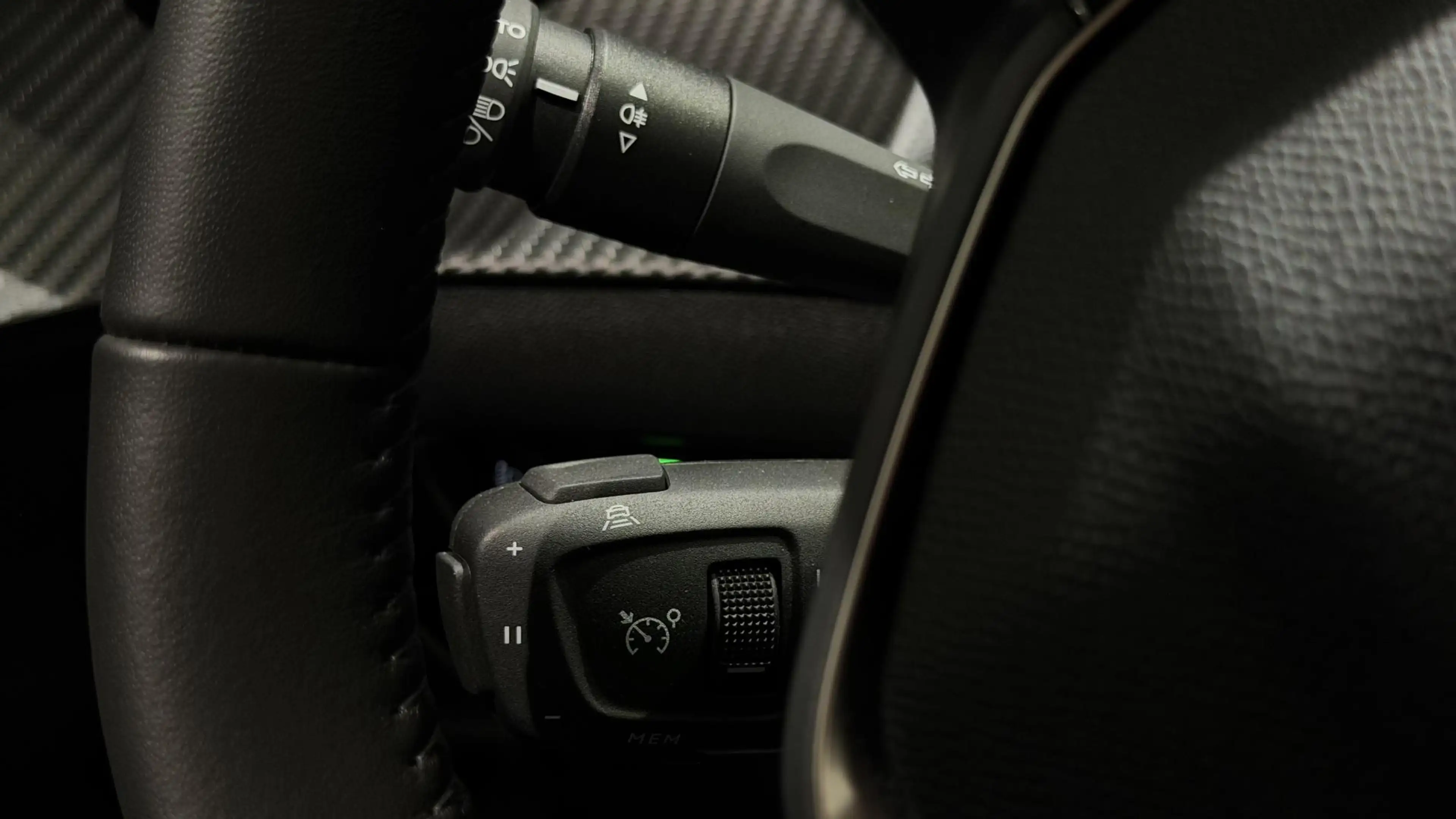 Peugeot e-2008 EV Allure 54 kWh l Navi l Parkeersensoren l Apple — photo 10