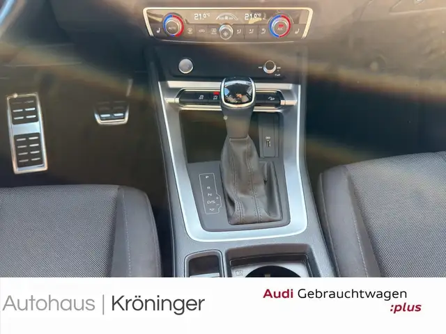 Audi Q3 view 14