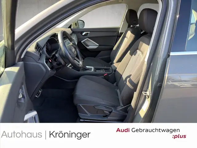 Audi Q3 view 7