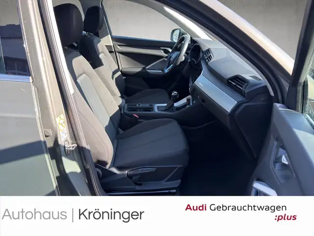 Audi Q3 view 9