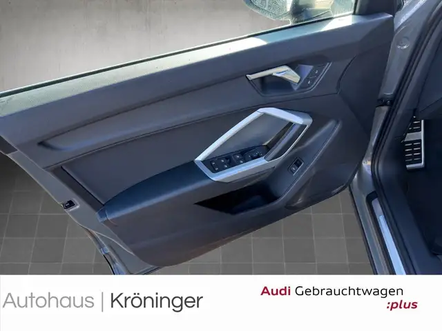 Audi Q3 view 8