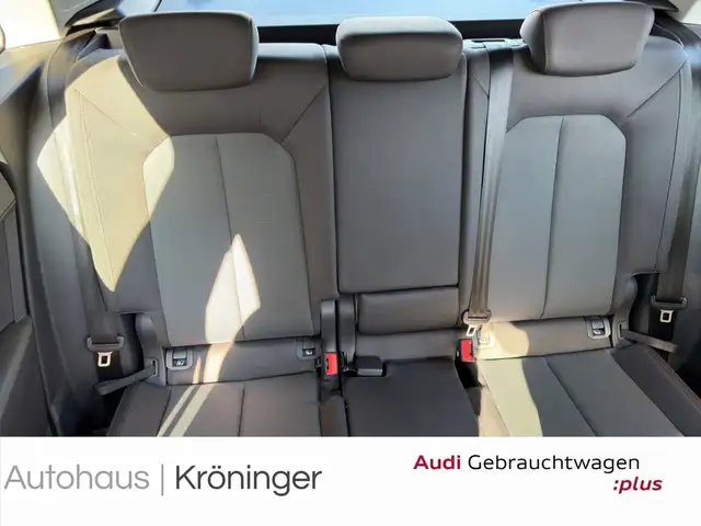 Audi Q3 view 10