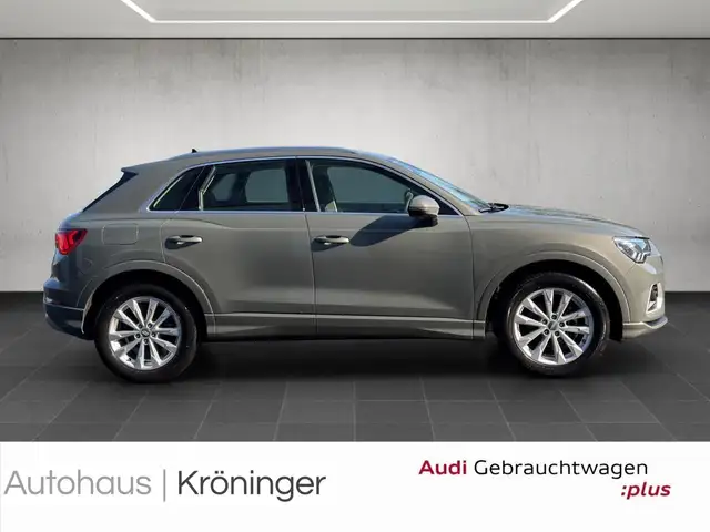Audi Q3 view 4