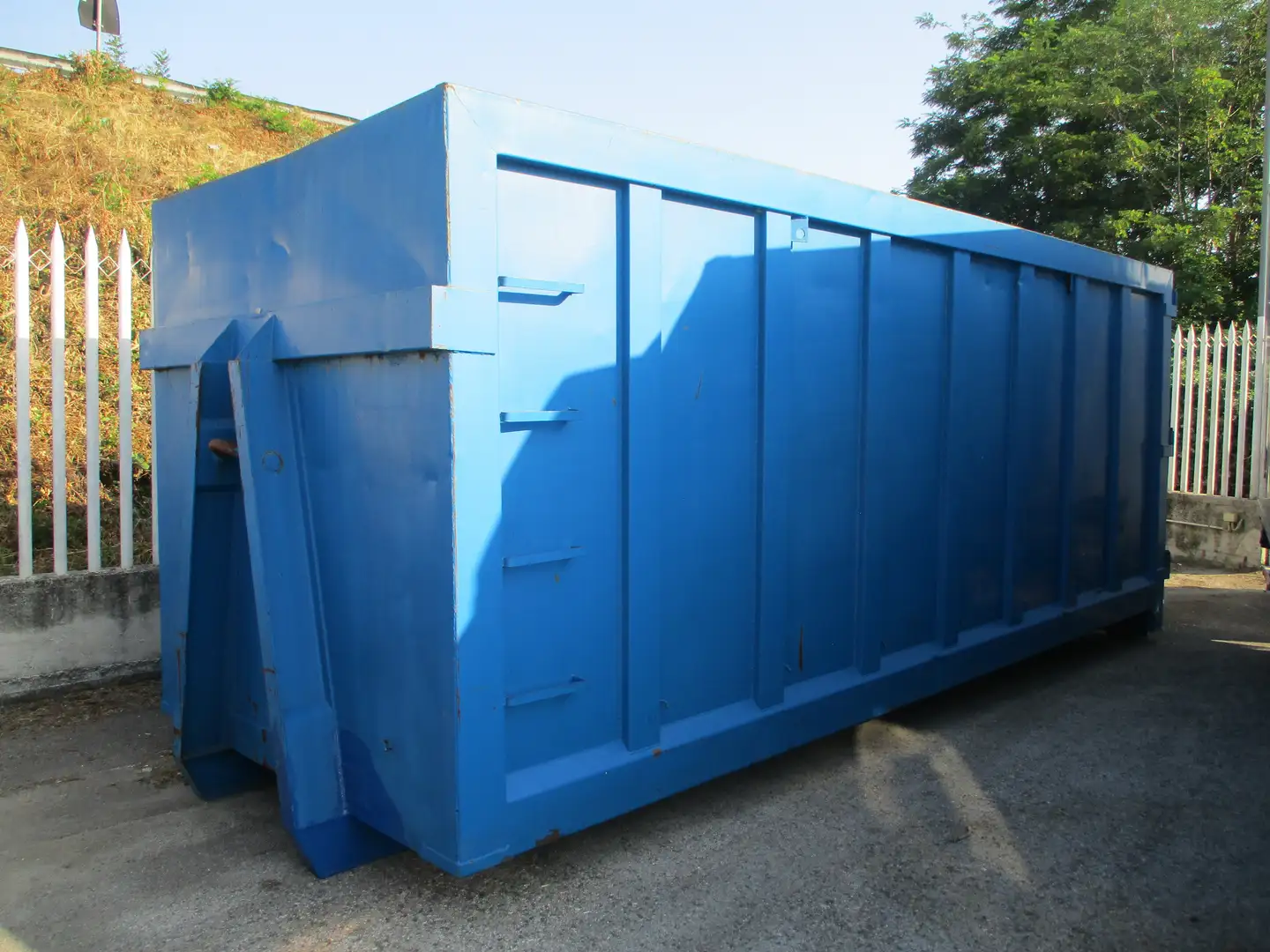 Iveco CASSA SCARRABILE IN FERRO LUNGA 6 METRI Blu/Azzurro - 1