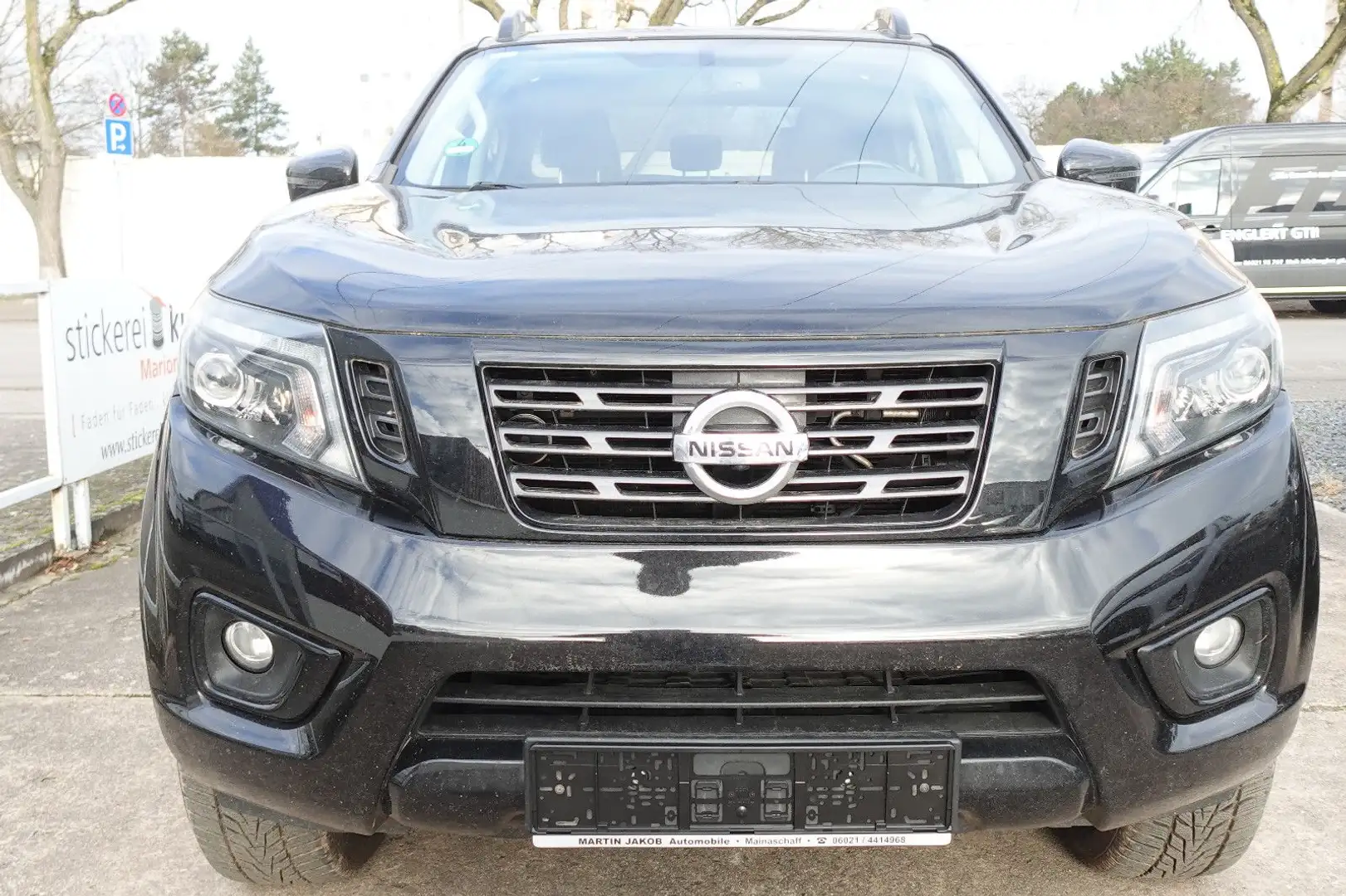 Nissan Navara NP300 N-Guard Double Cab 4x4+PDC+AHK+LEDE Schwarz - 2
