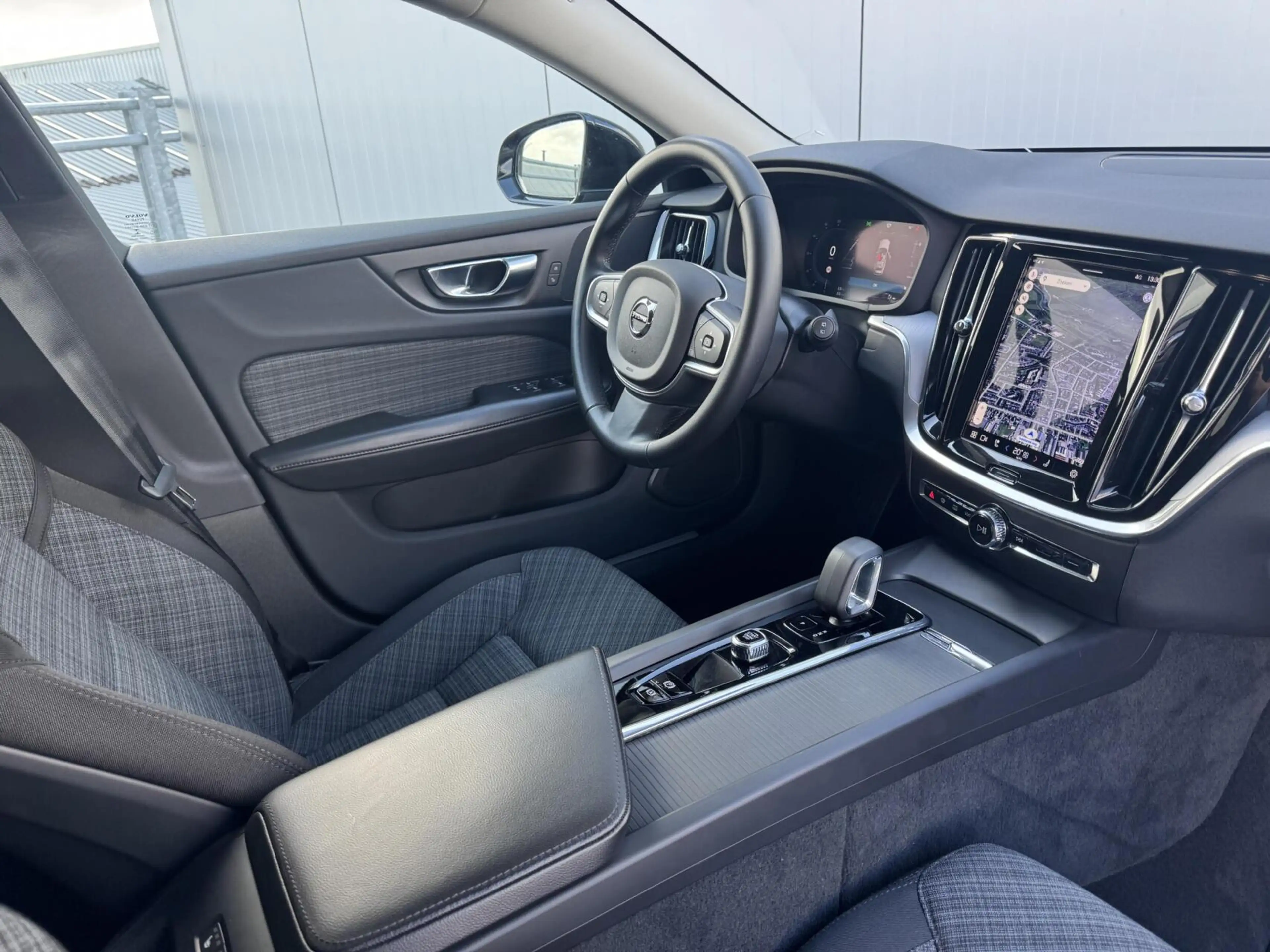 Volvo V60 2.0 B3 Core|Navi|NL-Auto|Adaptive Cruise|LED — photo 4
