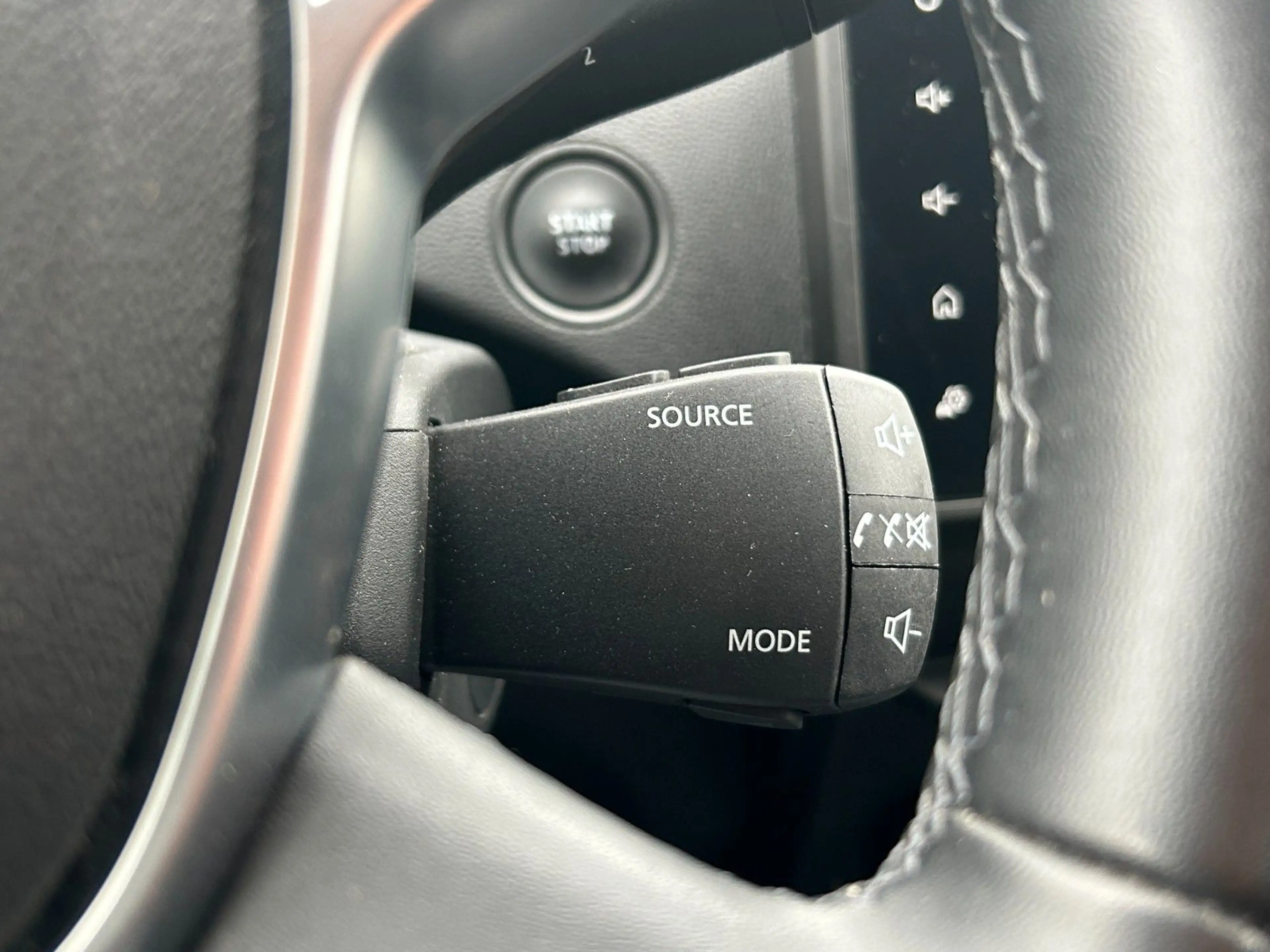 Dacia Duster Extreme TCe 130 Navi 360° Sitzheizung AHK — photo 29