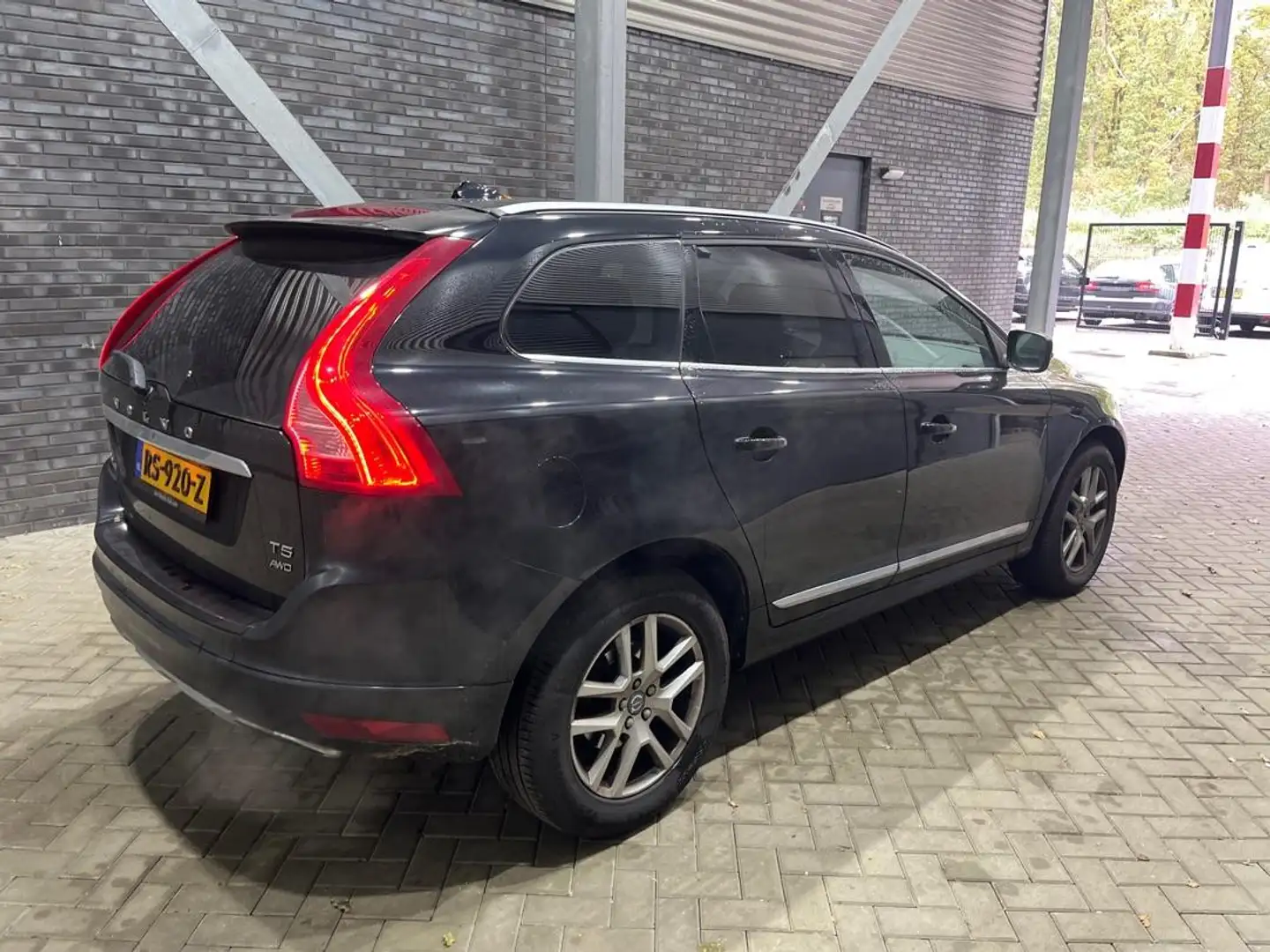 Volvo XC60 T5 Summum | Panoramadak | Leder | Camera | Stoelve Zwart - 2
