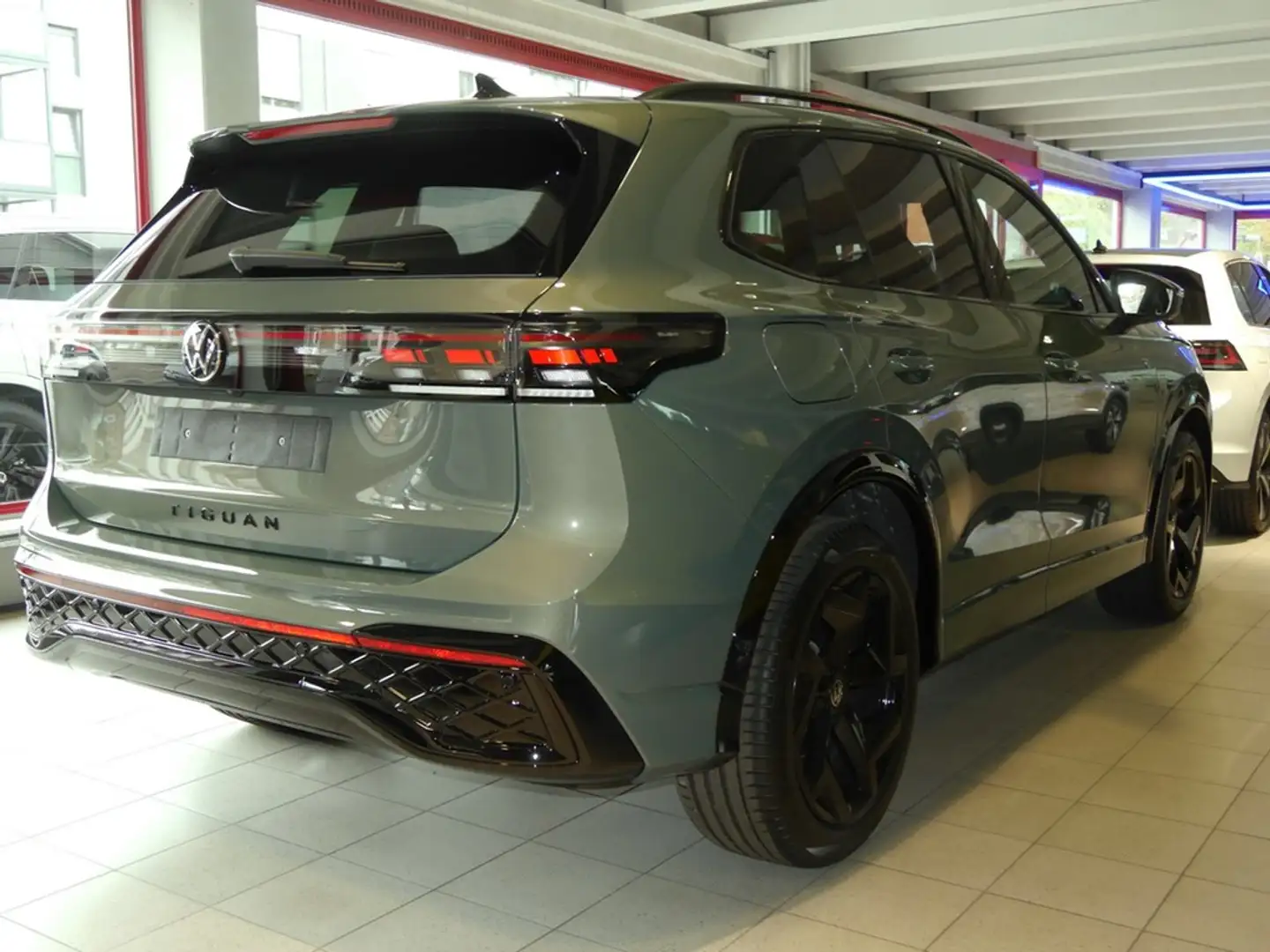 Volkswagen Tiguan 1.5 eTSI OPF DSG R-Line IQ.DRIVE IQ.LIGHT Verde - 2