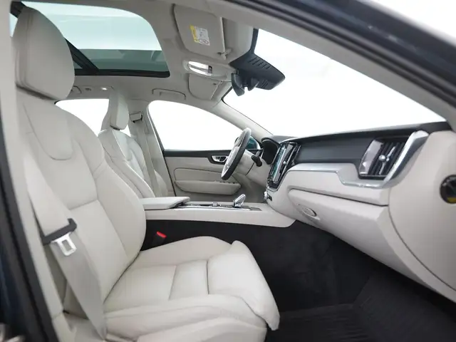 Volvo XC60 view 3