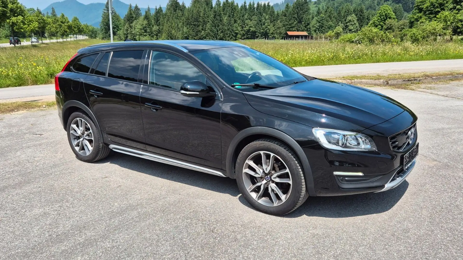 Volvo V60 Cross Country Summum AWD Schwarz - 1