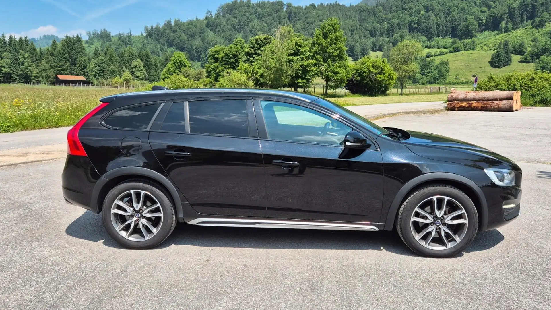 Volvo V60 Cross Country Summum AWD Schwarz - 2