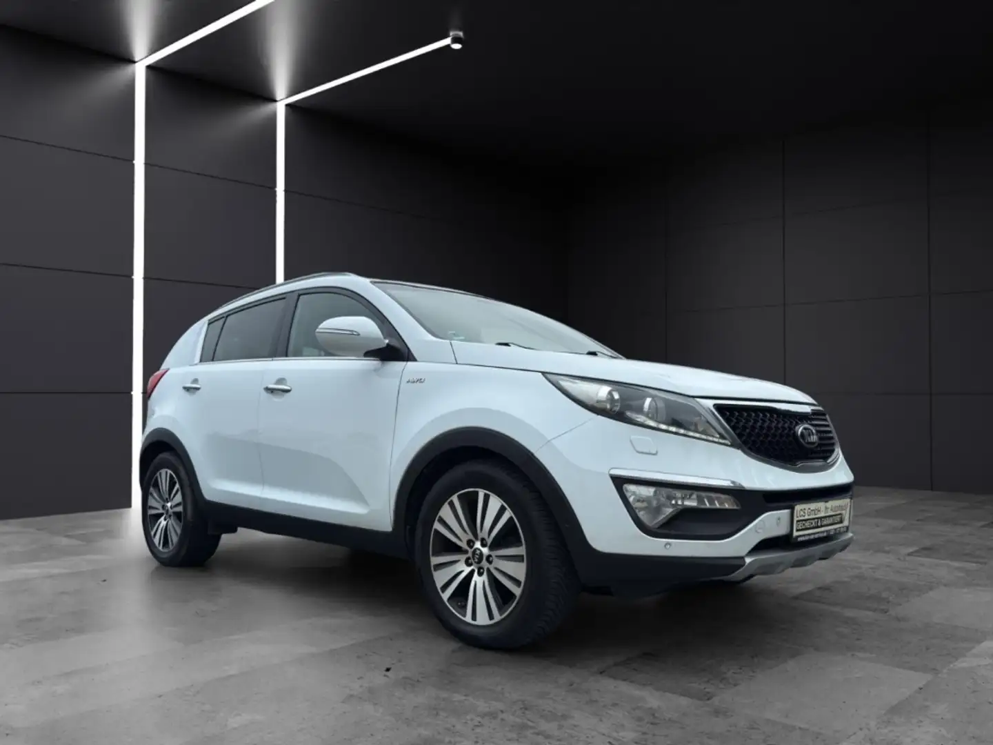 Kia Sportage Spirit 4WD 2.0 CRDI AHK LEDER NAVI PANO Sportpaket Wit - 1