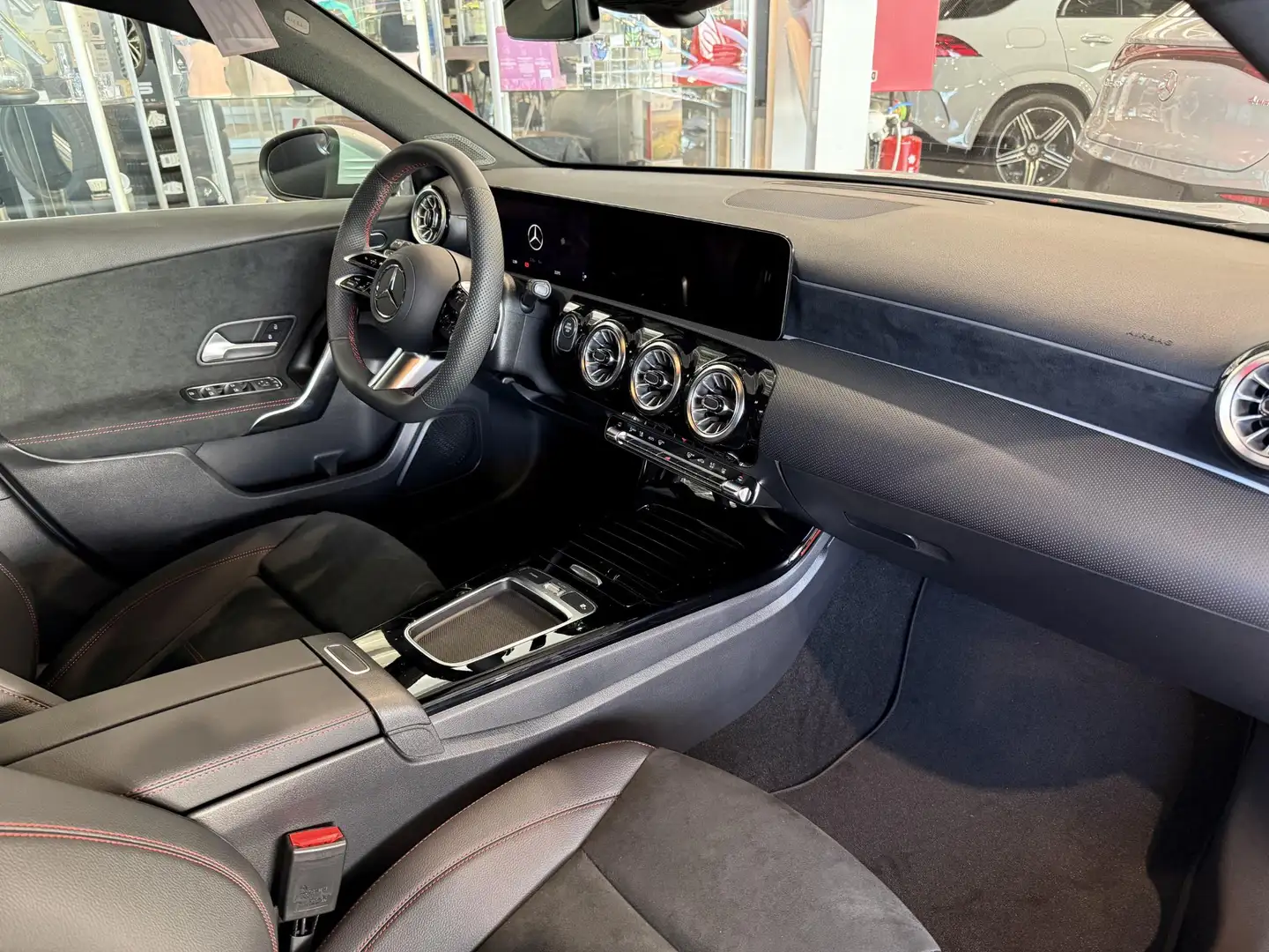 Mercedes-Benz A 250 e AMG Line Argent - 2