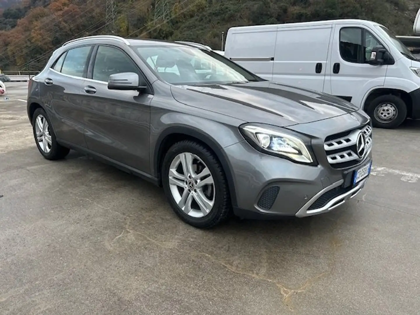 Mercedes-Benz GLA 180 Premium Automatica Gancio Gri - 2
