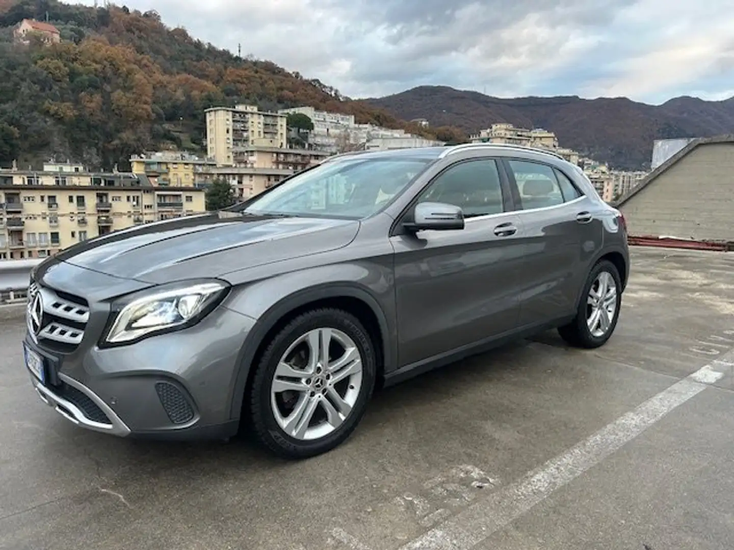 Mercedes-Benz GLA 180 Premium Automatica Gancio Gri - 1