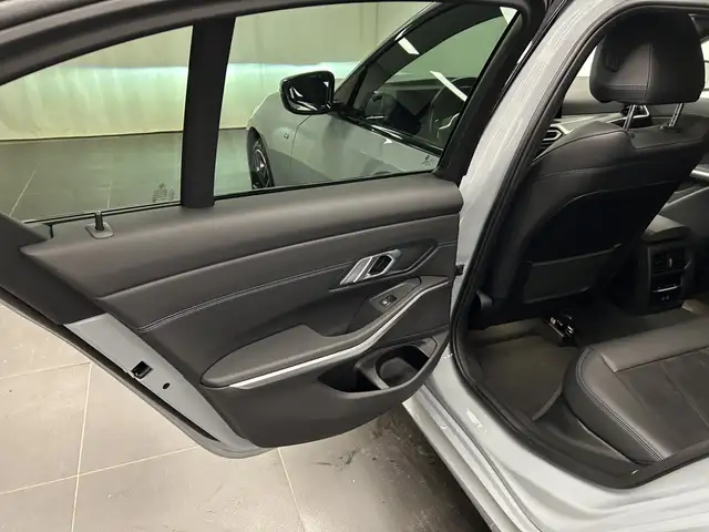 BMW 3 Series view 14
