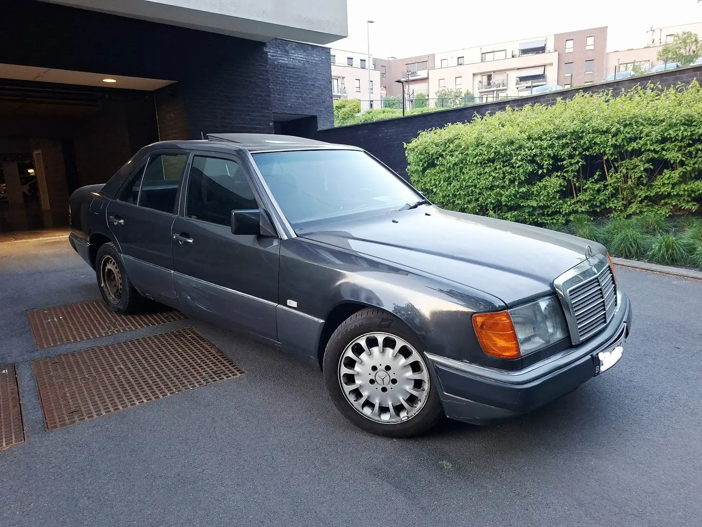 Oldtimer Mercedes Benz 250 D w124 Schwarz - 1